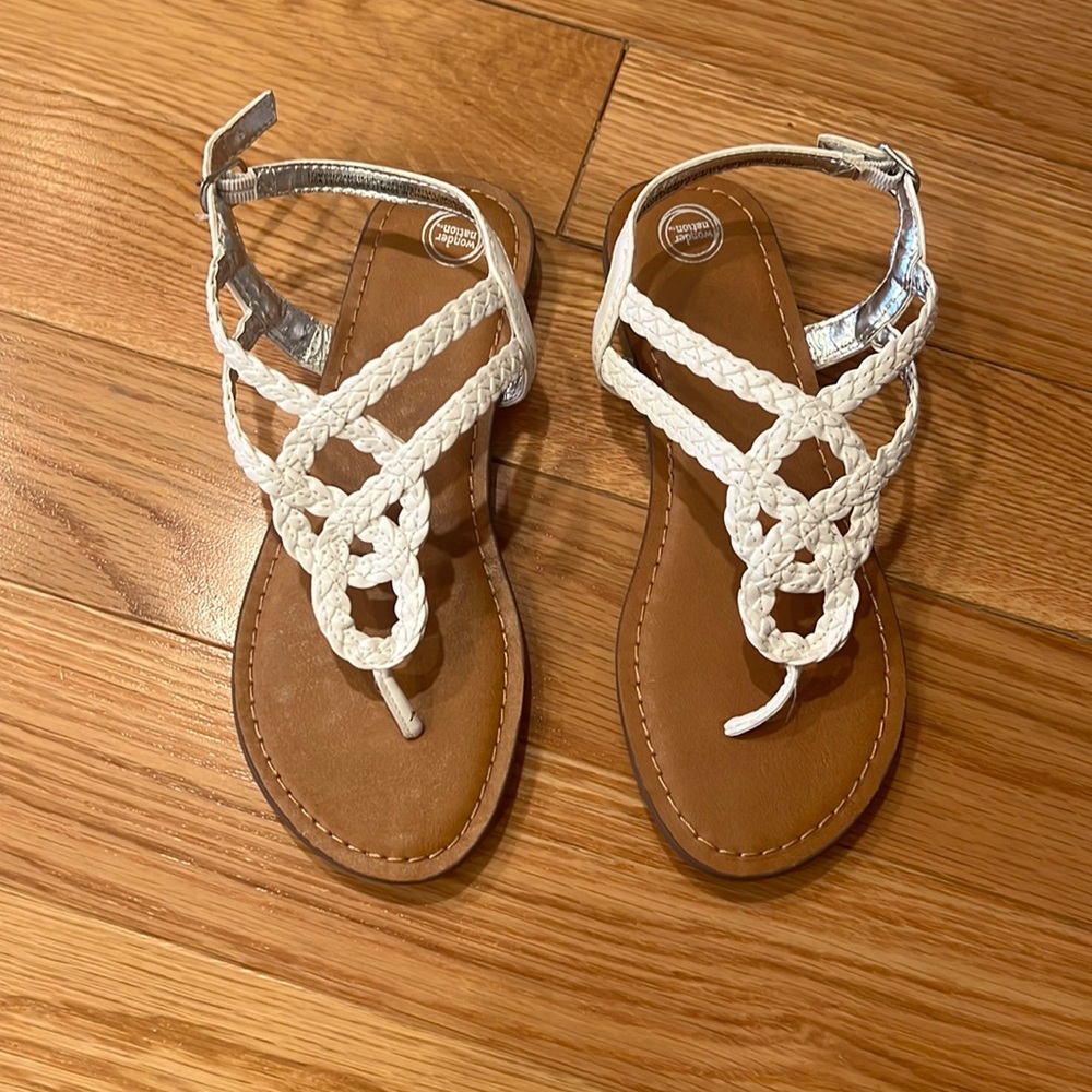 Girls sandals. In great condition